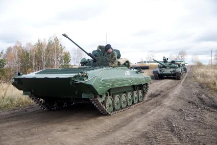 Челябинская область. Чебаркульский военный полигон. БМП-2 в ходе испытания краски с антиобледенительным, маскировочным и радиодезактивирующим свойствами.