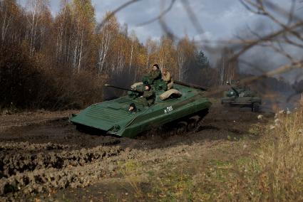 Челябинская область. Чебаркульский военный полигон. БМП-2 и танк Т-72 на танкодроме в ходе полевого испытания краски с антиобледенительным, маскировочным и радиодезактивирующим свойствами.