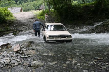 Сочи.90-ые. Красная поляна. Автомобиль, застрявший в горной реке.