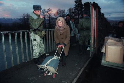 Грузино-Абхазский конфликт, 1993 год. Абхазские беженцы на российско-абхазской границе у реки Псоу.