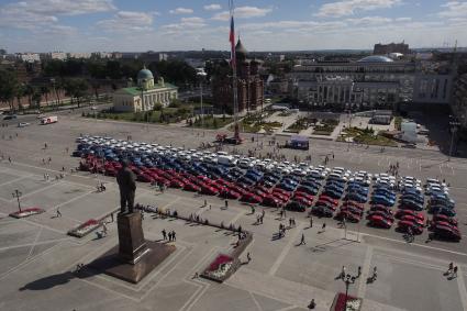 Тула. В День российского флага на площади Ленина прошел флешмоб - автомобили выстроились в форме триколора.