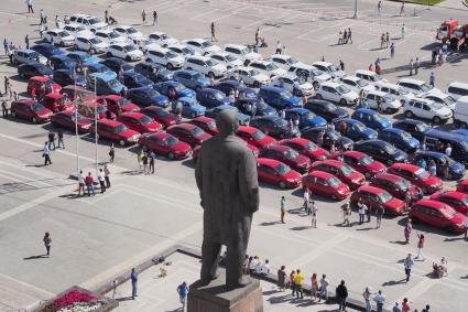 Тула. В День российского флага на площади Ленина прошел флешмоб - автомобили выстроились в форме триколора.