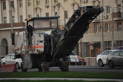 Москва. Дорожная фреза.