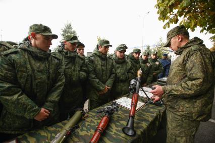 Ставрополь. День призывника в расположении 247-го десантно-штурмового Кавказского казачьего полка. Юноши, прошедшие призывную комиссию и получившие военную форму, знакомятся с оружием. Справа:  гранатомет РПГ-7.