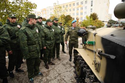 Ставрополь. День призывника в расположении 247-го десантно-штурмового Кавказского казачьего полка. Юноши, прошедшие призывную комиссию и получившие военную форму, знакомятся с военной техникой.