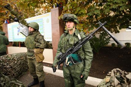 Ставрополь. День призывника в расположении 247-го десантно-штурмового Кавказского казачьего полка. Военнослужащие с ПЗРК `Игла` (слева) и  7,62-мм пулеметом ПКП `Печенег` (справа).