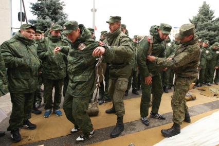 Ставрополь. День призывника в расположении 247-го десантно-штурмового Кавказского казачьего полка. Юноши, прошедшие призывную комиссию и получившие военную форму, будут проходить десантную подготовку на базе ДОСААФ.