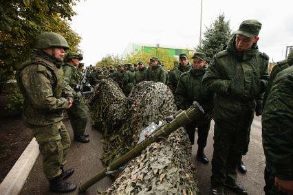 Ставрополь. День призывника в расположении 247-го десантно-штурмового Кавказского казачьего полка. Юноши, прошедшие призывную комиссию и получившие военную форму, знакомятся с оружием. На переднем плане: ПЗРК `Игла`.