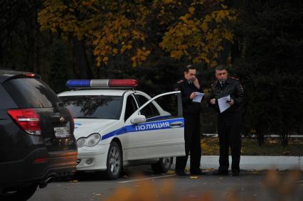 Московская область. Сотрудники полиции у здания городской администрации Красногорска, где 19 октября были убиты первый заммэра Красногорска Юрий Караулов и руководитель красногорских электросетей Георгий Котляренко.