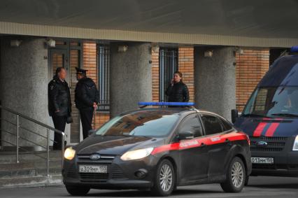 Московская область.  Сотрудники полиции у здания городской администрации Красногорска, где 19 октября были убиты первый заммэра Красногорска Юрий Караулов и руководитель красногорских электросетей Георгий Котляренко.