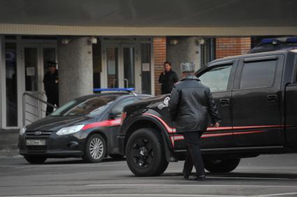 Московская область.  Сотрудники полиции у здания городской администрации Красногорска, где 19 октября были убиты первый заммэра Красногорска Юрий Караулов и руководитель красногорских электросетей Георгий Котляренко.