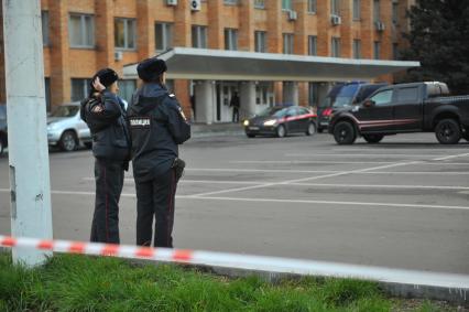 Московская область. Сотрудники полиции у здания городской администрации Красногорска, где 19 октября были убиты первый заммэра Красногорска Юрий Караулов и руководитель красногорских электросетей Георгий Котляренко.