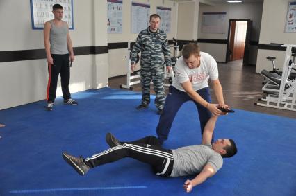 Москва. Полицейские тренируются в спортивном зале в ОВД по району Строгино на улице Твардовского.