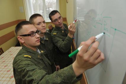 Московская область. Казарма научной роты Войск воздушно-космической обороны. Солдаты пишут формулы на доске.