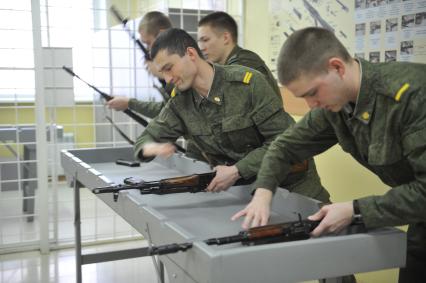 Московская область. Научная рота Войск воздушно-космической обороны. Солдаты собирают автомат Калашникова.