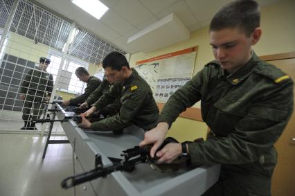 Московская область. Научная рота Войск воздушно-космической обороны. Солдаты собирают автомат Калашникова.