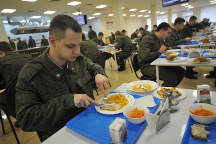 Московская область. Научная рота Войск воздушно-космической обороны. Солдаты в столовой во время обеда.