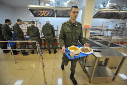 Московская область. Научная рота Войск воздушно-космической обороны. Солдаты в столовой во время обеда.