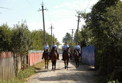 Краснодарский край. Женская конная полиция патрулирует дачные участки.