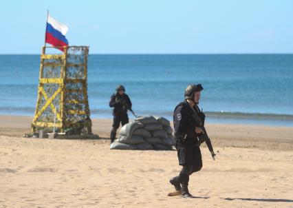 Краснодарский край. На территории всероссийского детского центра `Орленок` прошли показательные учения СОБРа и ОМОНа по отработке техники боя с диверсантами в воде и на суше.