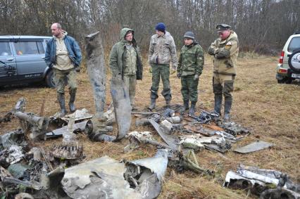 В Тверской области, около деревни Дешовки, поисковики поднимают потерпевший крушение советский бомбардировщик Пе-2 времен ВОВ.