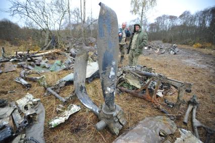 В Тверской области, около деревни Дешовки, поисковики поднимают потерпевший крушение советский бомбардировщик Пе-2 времен ВОВ.