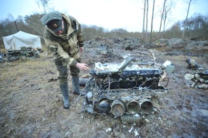 В Тверской области, около деревни Дешовки, поисковики поднимают потерпевший крушение советский бомбардировщик Пе-2 времен ВОВ.