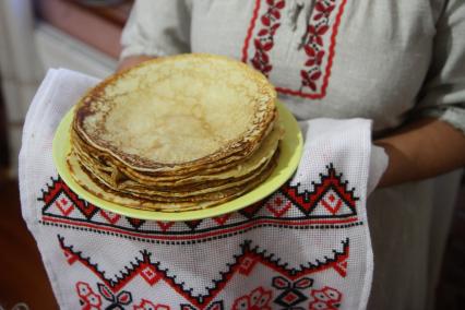 Беларусь. с.Пески. Агроусадьба `На Заречной улице`. Хозяйка усадьбы Алла Поликарпук встречает гостей блинами.