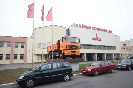 Беларусь. Минский автомобильный завод. Грузовик на постаменте.