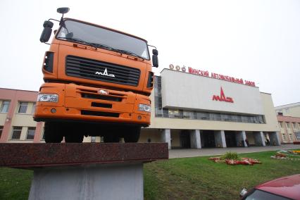 Беларусь. Минский автомобильный завод. Грузовик на постаменте.