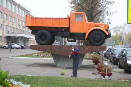 Беларусь. Минский автомобильный завод. Грузовик на постаменте.