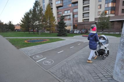 Москва.  Велодорожка длиной три метра на улице Удальцова.