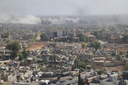 Сирия. Дамаск. Сирийские военные обстреливают район Джобар, занятый исламистами-боевиками уже несколько лет. На первом плане жилой район, граничащий с линией фронта.