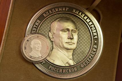 Челябинская область. Мастера из Златоуста отчеканили коллекционную монету с портретом президента РФ Владимира Путина. Вскоре на черном рынке появились китайские подделки. Справа - оригинальная монета, слева - подделка.