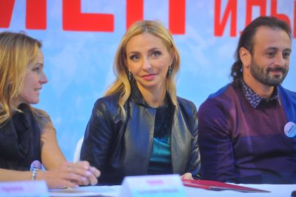 Москва. Олимпийские чемпионы по фигурному катанию Екатерина Гордеева, Татьяна Навка и Илья Авербух (слева направо) на пресс-конференции, посвященной московской премьере ледового мюзикла `Кармен` в ГУМе.