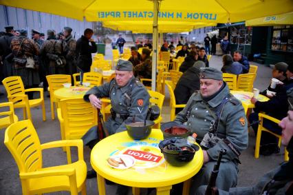 Кубинка. Члены воено-исторического клуба в кафе Центрального музея бронетанкового вооружения и техники.