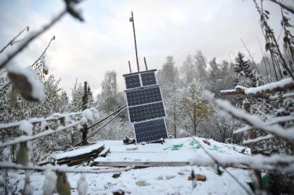 Владимирская область.  Солнечная батарея, установленная на землянке отшельника  Юрия, живущего  на 106-м километре  Ярославского шоссе.
