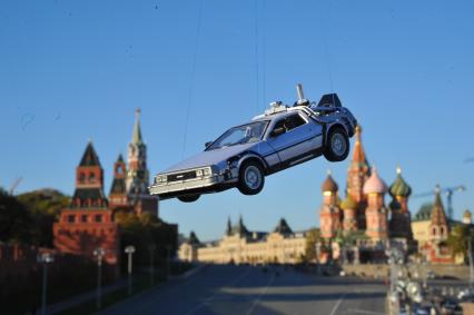 Москва. Модель автомобиля DeLorean DMC-12 из фильма `Назад в будущее` 21 октября 2015 г. на Красной площади.
