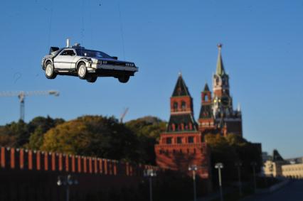 Москва. Модель автомобиля DeLorean DMC-12 из фильма `Назад в будущее` 21 октября 2015 г. на Красной площади.