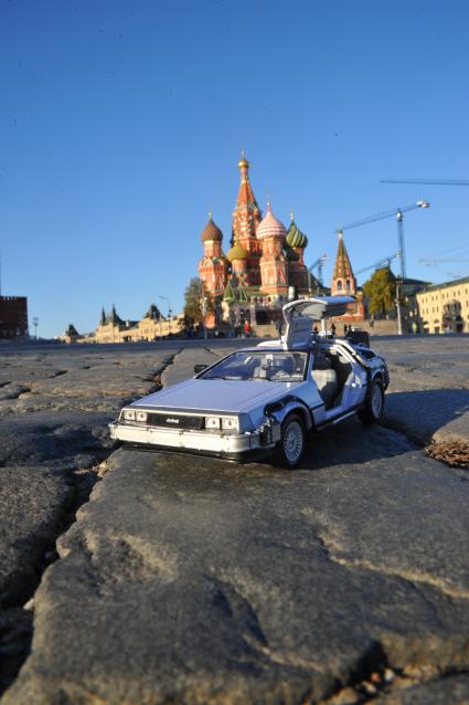 Москва. Модель автомобиля DeLorean DMC-12 из фильма `Назад в будущее`  21 октября 2015 г. на Красной площади.