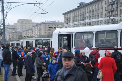 Москва.  Горожане на празднике московского троллейбуса на Фрунзенской набережной.