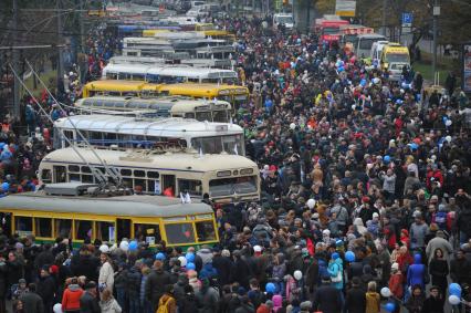 Москва.  Горожане на празднике московского троллейбуса на Фрунзенской набережной.