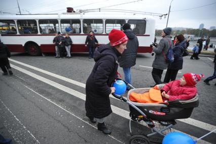 Москва.  Горожане на празднике московского троллейбуса на Фрунзенской набережной.