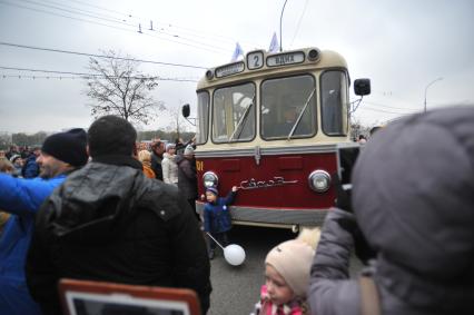 Москва.  Горожане на празднике московского троллейбуса на Фрунзенской набережной.