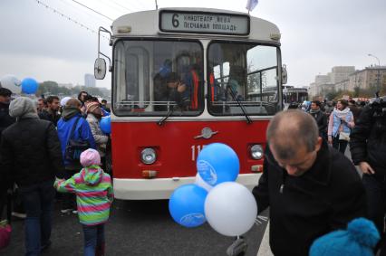 Москва.  Горожане на празднике московского троллейбуса на Фрунзенской набережной.