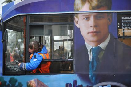 Москва. Женщина за рулем троллейбуса  на празднике московского троллейбуса на Фрунзенской набережной.