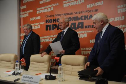 Москва. Заместитель редактора отдела международной и внутренней политики КП Андрей Баранов, председатель Комитета спасения Украины Николай Азаров и член Комитета спасения Украины Владимир Олейник ( слева направо) на пресс-конференции в ИД `Комсомольская правда`.