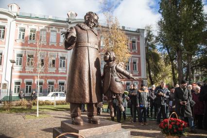 Воронеж. Открытие памятника С.Я. Маршаку во дворе дома, где жил писатель.