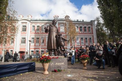 Воронеж. Открытие памятника С.Я. Маршаку во дворе дома, где жил писатель.