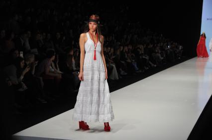 Москва.  Модель демонстрирует одежду из новой коллекции BELLA POTEMKINA в рамках Mercedes-Benz Fashion Week Russia в ЦВЗ `Манеж`.